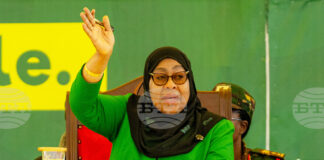 ОБНОВЕНА Настоящият президент на Танзания Самия Сулуху Хасан бе обявена за убедителна победителка на помрачените от насилие избори в страната