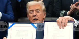 ОБНОВЕНА Никога няма да позволим това да се случи отново, каза Тръмп, след като подписа закона за край на бюджетната парализа в САЩ