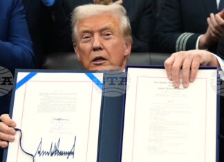 Доналд Тръмп подписа закона за край на бюджетната парализа в САЩ ОБНОВЕНА Никога няма да позволим това да се случи отново, каза Тръмп, след като подписа закона за край на бюджетната парализа в САЩ