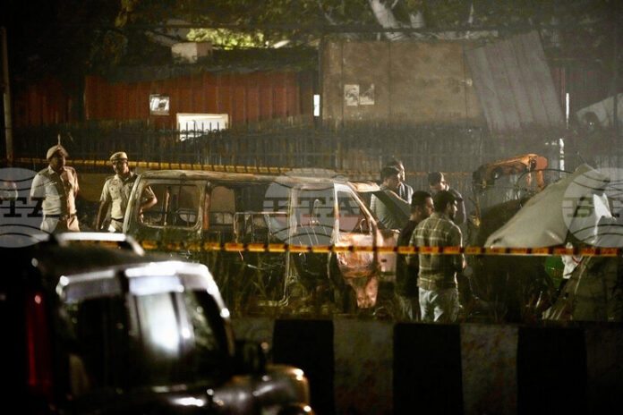 ОБНОВЕНА Собственикът на автомобила, взривил се по-рано днес в Делхи, е арестуван, съобщиха местни медии