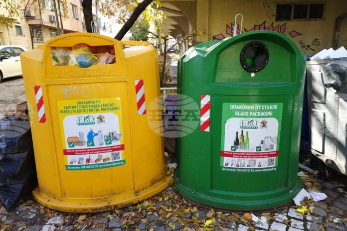Обслужването на цветните контейнери в 16-те района на София ще бъде възстановено от утре по график, съобщиха от "Екобулпак"