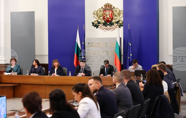 СподелиДнес депутати от ГЕРБ СДС БСП – Обединена левица и Продължаваме