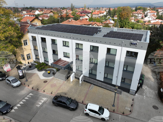 Общинският съвет в Костинброд реши да отпусне 400 000 лева Общинският съвет в Костинброд реши да отпусне 400 000 лева за закупуване на нови автобуси, след като част от тях изгоряха през нощта