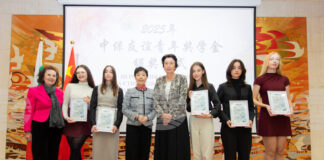 Общо 29 български студенти и ученици получиха стипендии от Китай