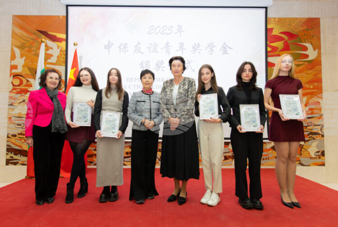 Общо 29 български студенти и ученици получиха стипендии от Китай