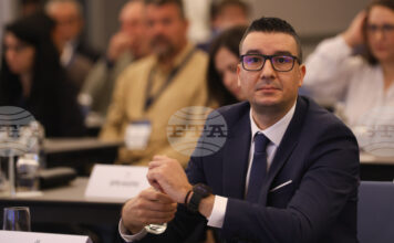 Осигуряване на непрекъсваемост на процесите в бургаската рафинерия изтъкна като основна цел и задача икономическият министър Петър Дилов