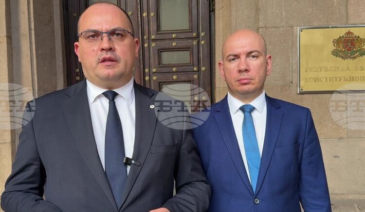 СподелиПредставители на партия Възраждане подадоха иск в Конституционния съд оспорващ