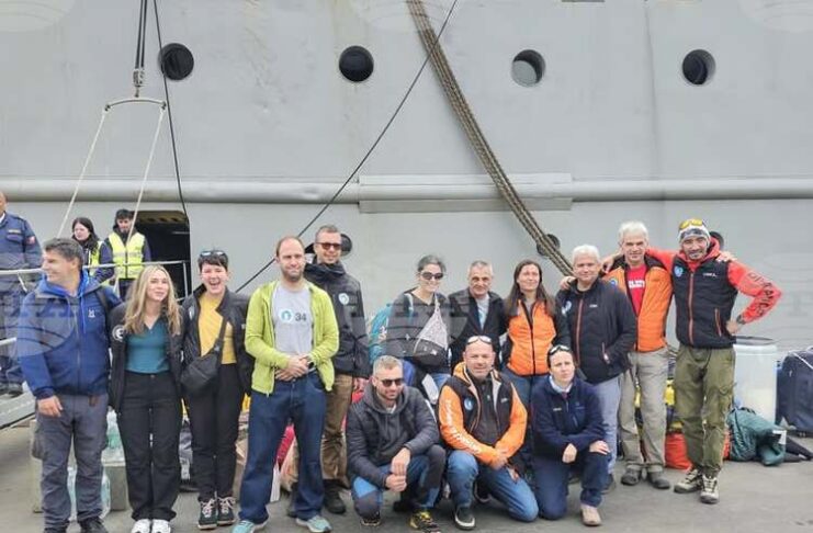 Първата група от 34-тата българска антарктическа експедиция отплава на юг към Антарктика с чилийския кораб „Ахилес 41“