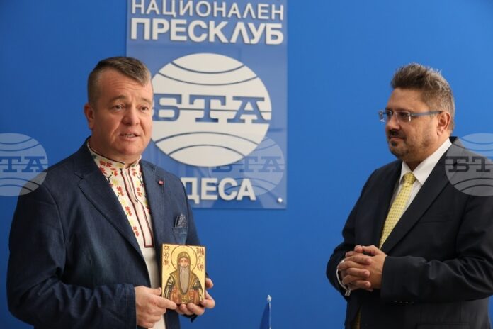 По случай Деня на народните будители
                                                                                                Ще запознавам повече мои колеги, да отпиват от този чист извор на българите, съхранили се през тези 200 години, каза Илия Луков в пресклуба на БТА в Одеса