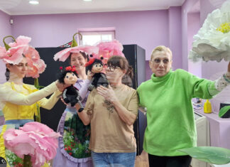 Послание за търпеливост и учтивост носи премиерният детски спектакъл „Две калинки“ на хасковския театър, каза режисьорът му Ева Кьосовска Послание за търпеливост и учтивост носи премиерният детски спектакъл „Две калинки“ на хасковския театър, каза режисьорът му Ева Кьосовска