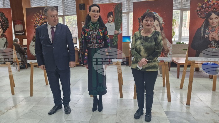 Изложбата Украински носии и традиции организирана от фотографа Дмитро Перетрупов