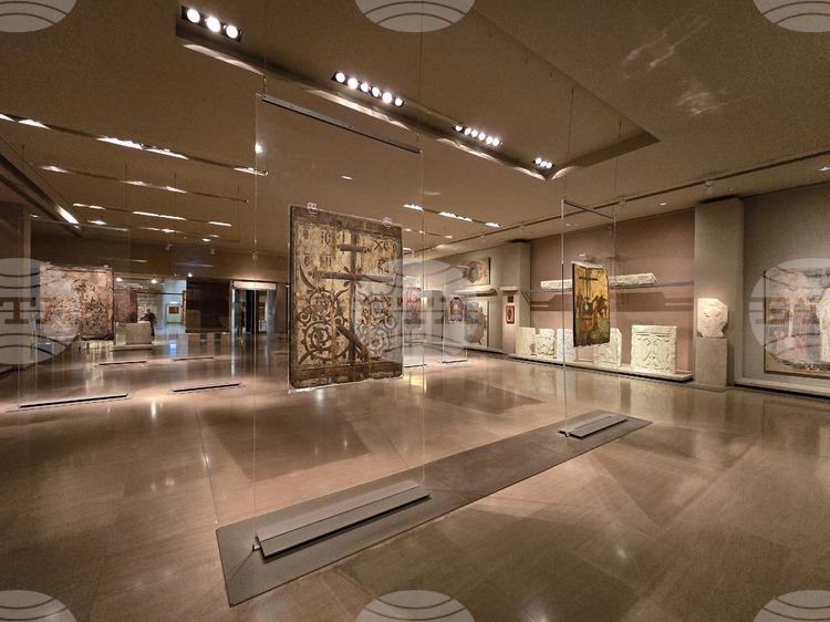 СподелиИзложбата Атон в рисунки и фотографии сътворена от художника Андрей