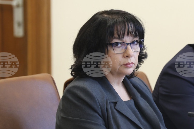 Като отговор на опозиционната критика за високите разходи и дългове