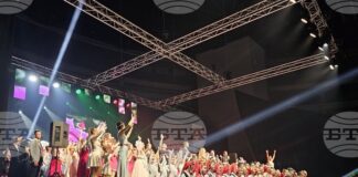 Прекланям се пред таланта на децата, техните ръководители и родители, каза на концерт-спектакъла си "Гиздава" в Русе Десислава Добрева