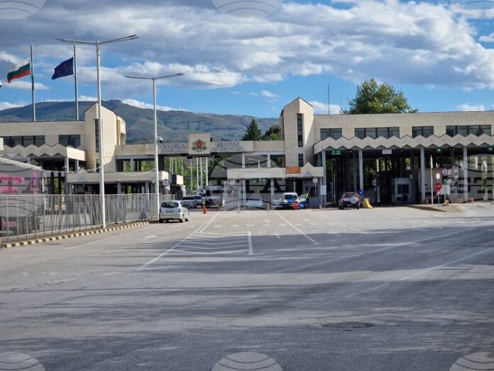 Преминаването на тежкотоварни автомобили през ГКПП "Връшка чука" все още не е възстановено