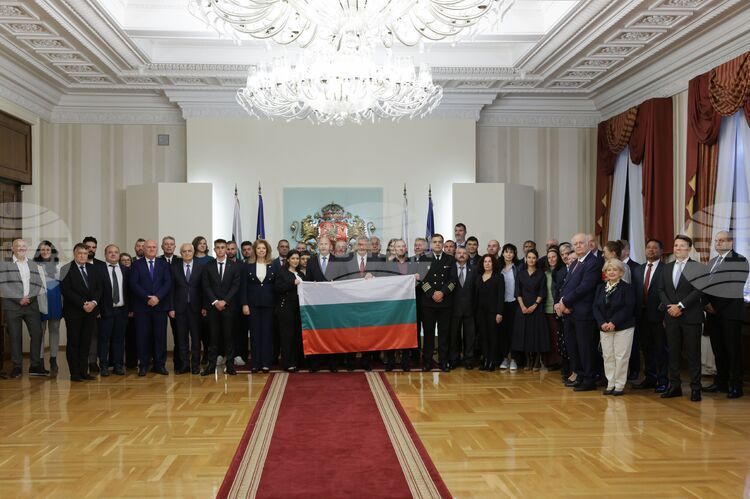 СподелиДнес в 11 00 ч президентът Румен Радев ще сдаде националното