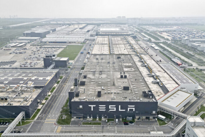 Продажбите на произведените в Китай електромобили на „Тесла“ спадат до 3-годишно дъно през октомври