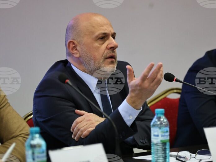 Професионалното образование не е атрактивно, защото нито децата, нито родителите подозират, че има българска индустрия, каза Томислав Дончев в Пловдив