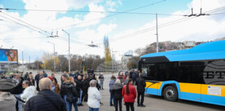 Протестиращи затвориха движението при столичния мост "Чавдар" откъм бул "Владимир Вазов" с искане да се оттеглят промените, свързани със зоните за паркиране