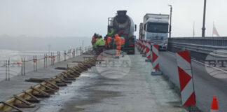 Работници монтират отводнителен колектор и обновяват тротоарния блок на Дунав мост при Русе