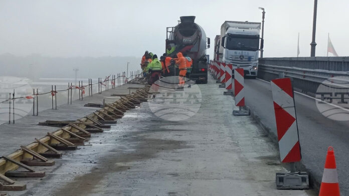 Работници монтират отводнителен колектор и обновяват тротоарния блок на Дунав мост при Русе