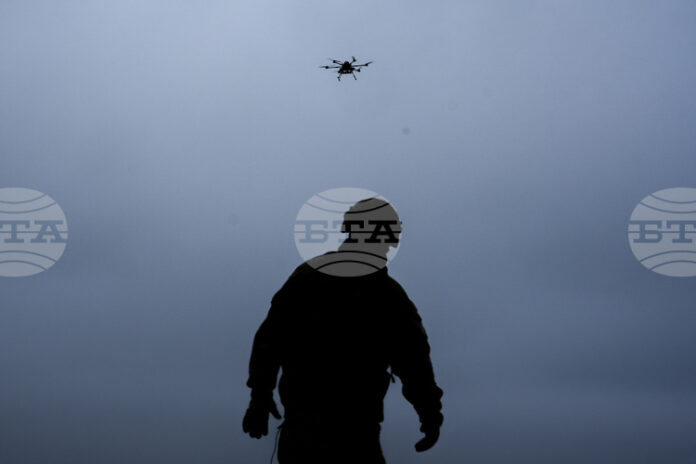 РАЗШИРЕНА Русия каза, че през тази нощ е свалила 33 РАЗШИРЕНА
Русия каза, че през тази нощ е свалила 33 украински дрона; 8 руски летища преустановиха дейност