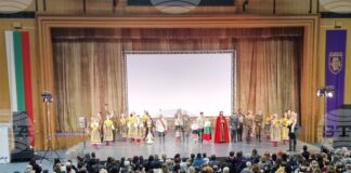 С исторически спектакъл и препълнена зала в Двореца на културата и спорта във Велико Търново бяха отбелязани 40 години от построяването му