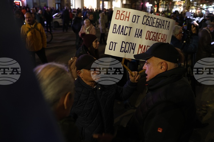 СподелиПротестът организиран тази вечер пред Съдебната палата завърши с шествие