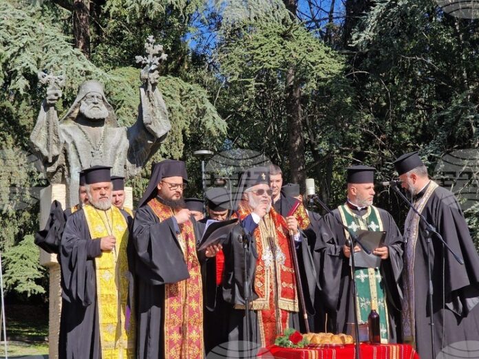 С тържествен общоградски ритуал пред паметника на митрополит Методий Кусев в Стара Загора бе отбелязан Денят на народните будители