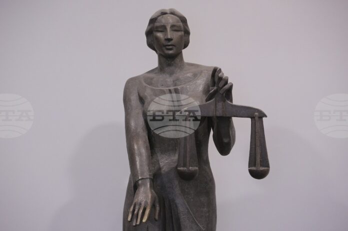 Съдът остави в ареста мъж, нанесъл лека телесна повреда на майка си