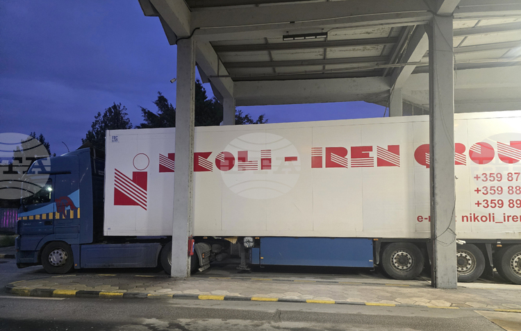 СподелиШофьорът на камиона в който бяха намерени седем мигранти е