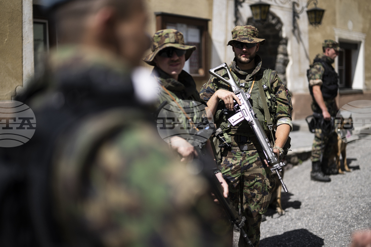 Швейцарците провеждат референдум относно възможността за въвеждане на задължителна военна