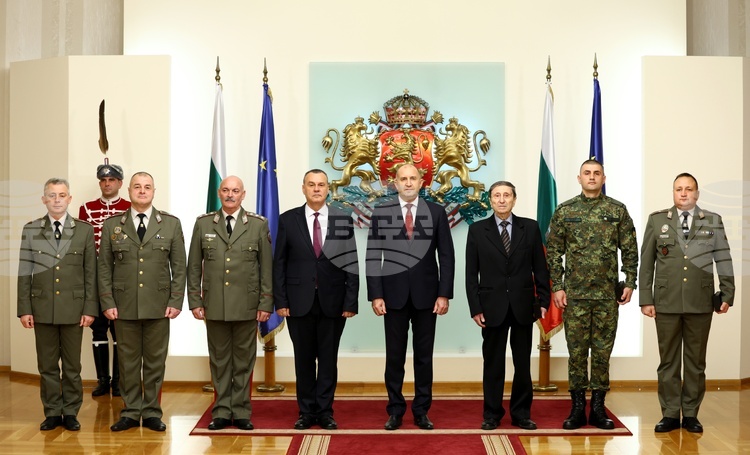 СподелиДвама членове на армията и един генерал на резерв бяха