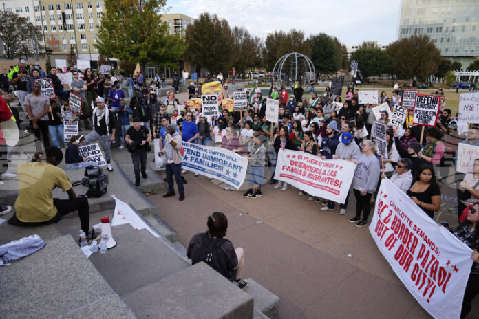 Служители на американското министерство на вътрешната сигурност провеждат мащабна акция в най-големия град в Северна Каролина