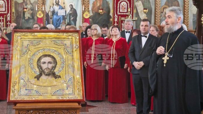 Смесеният хор "Проф. Венета Вичева" изнесе концерт "Православни песнопения" в Смесеният хор "Проф. Венета Вичева" изнесе концерт "Православни песнопения" в храма "Св. Три Светители" в Шумен