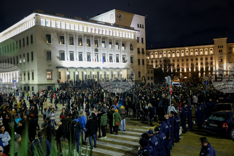 Протестът пред Българската народна банка в София преминава спокойно Протестиращите викат