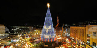 Традиционната 45-метрова коледна елха в Дортмунд беше тържествено осветена