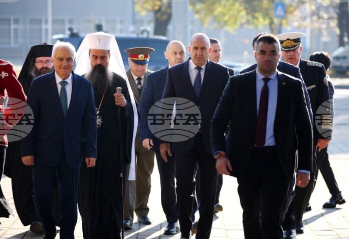 Управляващите посрещнаха с фанфари конвергентния доклад, но с мълчание и свити платна срока за внасяне на бюджета, каза президентът Румен Радев