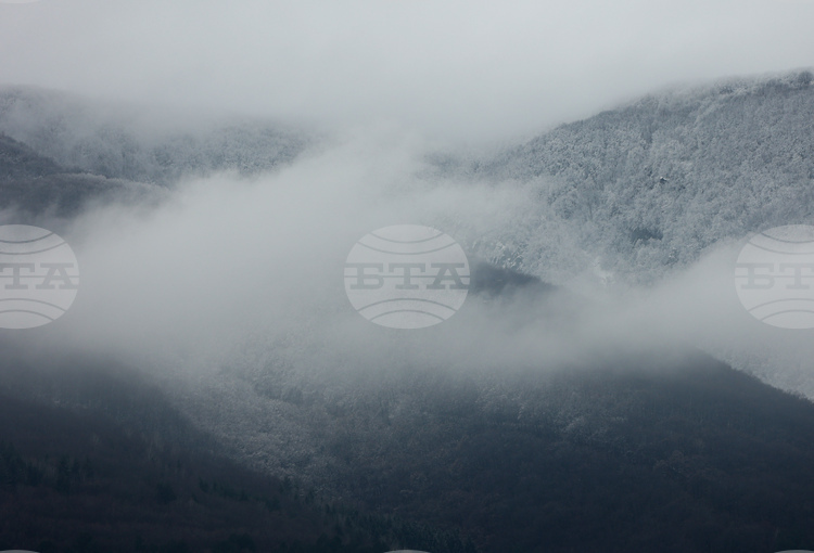 В планинските райони атмосферните условия са облачни и мъгливи с