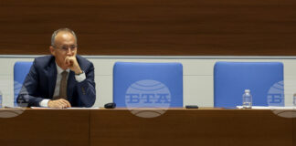 В Регионалните управления на образованието няма одитори, които да осъществяват финансов контрол, каза министър Красимир Вълчев