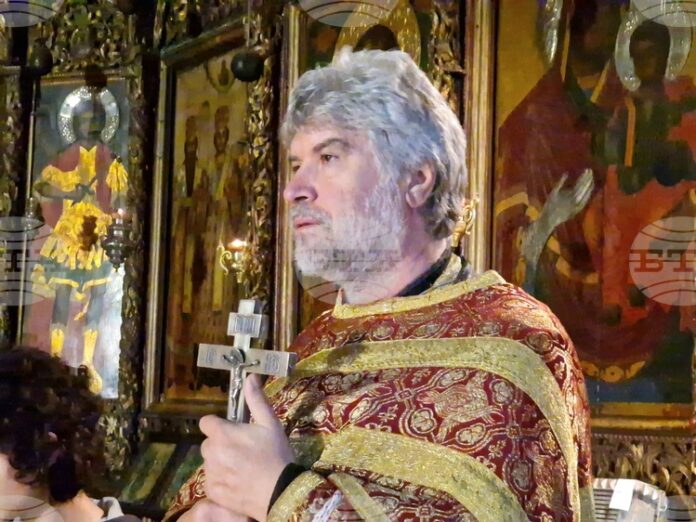 В живота трябва да намерим баланс - колко да се В живота трябва да намерим баланс - колко да се трудим за себе си и колко да богатеем в Бога, каза отец Славчо в търновския храм „Св. Никола“