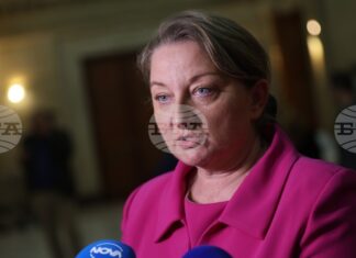 Важно е да има трайно решение за коледните и великденски добавки, каза председателят на социалната парламентарна комисия Деница Сачева Важно е да има трайно решение за коледните и великденски добавки, каза председателят на социалната парламентарна комисия Деница Сачева