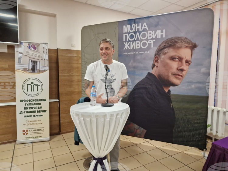 СподелиАктьорът и фотограф Владимир Карамазов разказа лични истории пред ученици