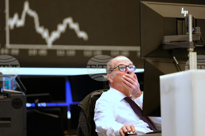 Водещите борсови индекси в Европа приключиха сесията с рязък спад, като фокусът е изместен към публикуването на икономически данни от САЩ