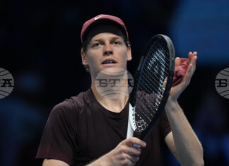 Яник Синер победи Александър Зверев за трети път в рамките на 17 дни Яник Синер победи Александър Зверев за трети път в рамките на 17 дни и достигна до полуфиналите на Финалния турнир на АТП в Торино