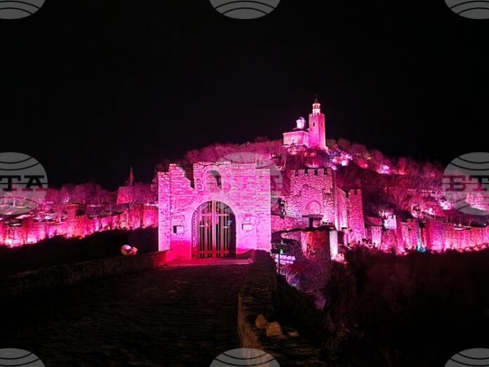 За първи път в 40-годишната история на спектакъла „Звук и светлина“ на хълма Царевец ще прожектират двете му версии в един ден