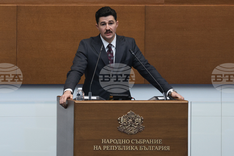 В декларация прочетена от Климент Шопов на парламентарната трибуна представители