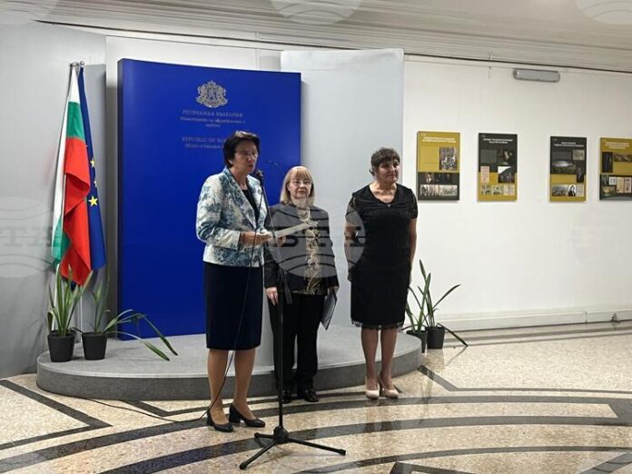 Заместник-министър Емилия Лазарова откри в МОН изложбата "Ново училище за нови времена" на Националния музей на образованието в Габрово