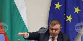 Заседанието на парламента беше подновено и веднага след това закрито