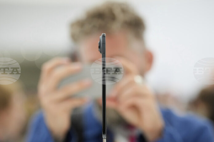 „Епъл“ намалява наполовина производството на „айФон Еър“ заради слабо търсене